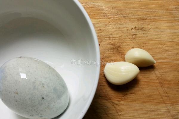 香辣蒜皮蛋的做法图解1