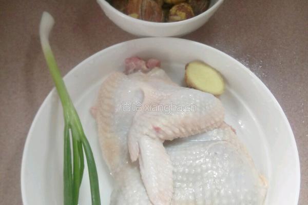 板栗煲鸡汤的做法图解1