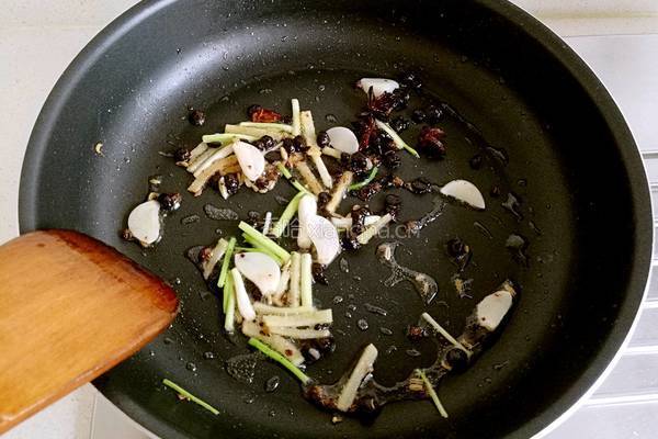 红烧鲈鱼的做法图解6