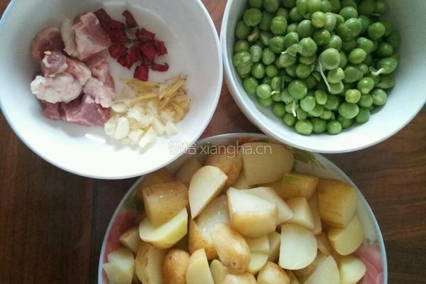 土豆炖青豆的做法图解1