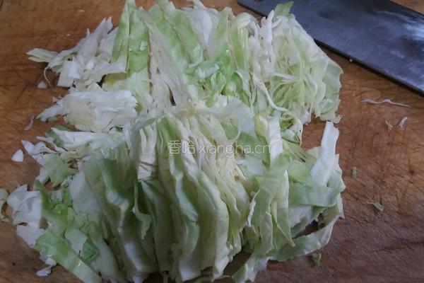 炝拌圆白菜粉丝的做法图解1