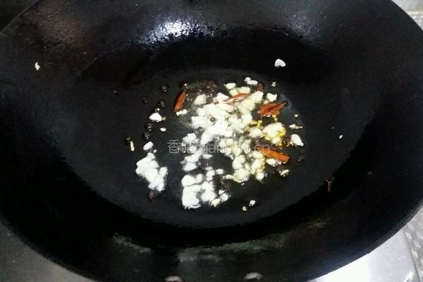 炝拌圆白菜粉丝的做法图解3