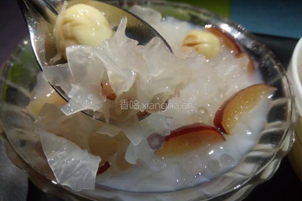 银耳莲子红枣羹的做法图解1