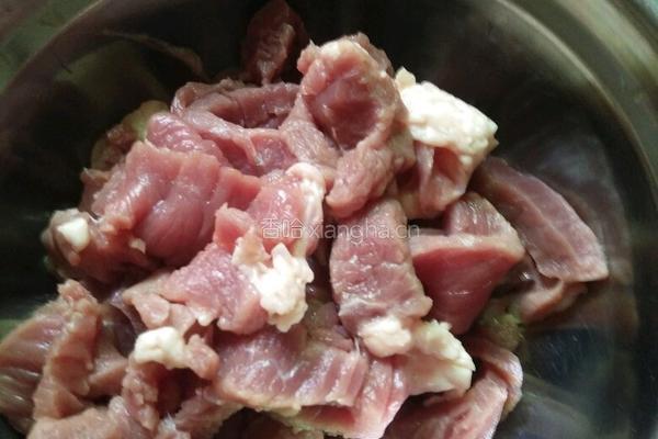 排骨酱炒牛肉的做法图解1