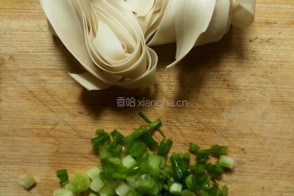 葱煮刀削面的做法图解1
