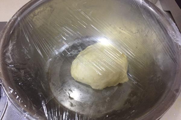 火腿鲜蔬披萨的做法图解1
