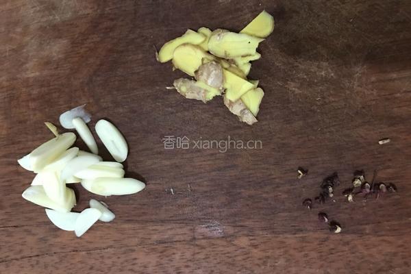 茭白炒肉的做法图解2