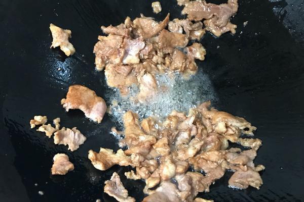茭白炒肉的做法图解4