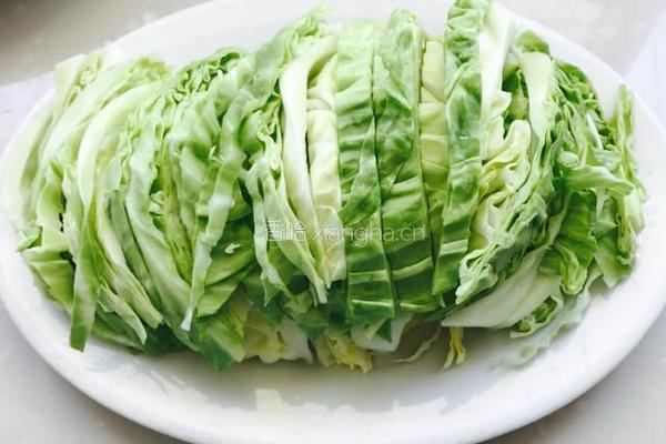 卷心菜清炒冻豆腐的做法图解5