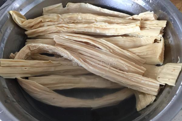 辣椒炒腐竹的做法图解1