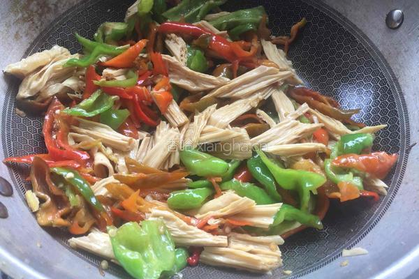 辣椒炒腐竹的做法图解8