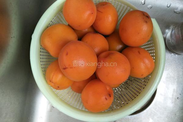 冰糖杏子罐头的做法图解1
