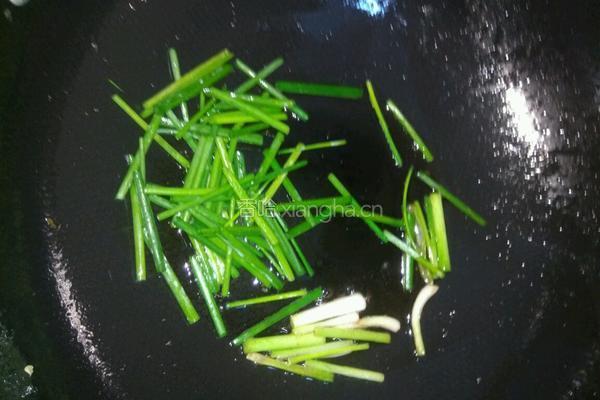 清炒脆皮肠的做法图解3