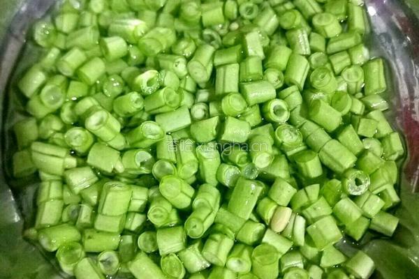 豆角咸鸭蛋炒饭的做法图解1