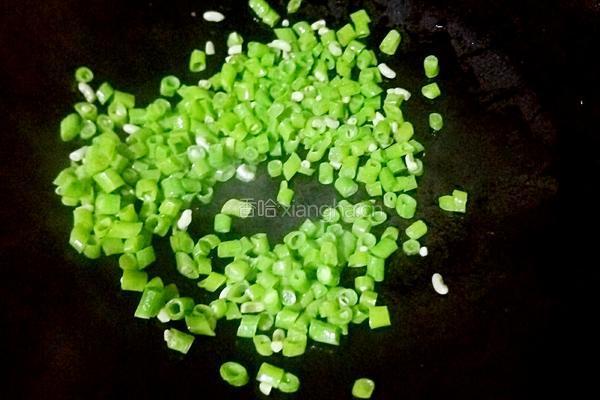 豆角咸鸭蛋炒饭的做法图解3