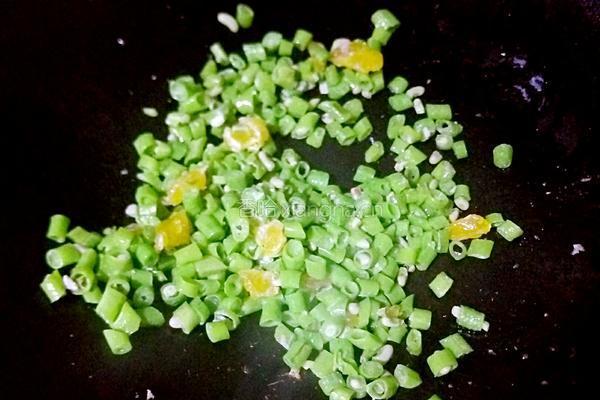 豆角咸鸭蛋炒饭的做法图解4