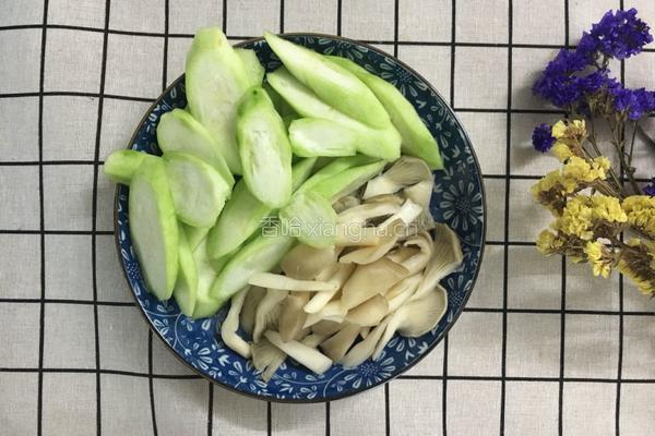 丝瓜平菇素汤的做法图解1