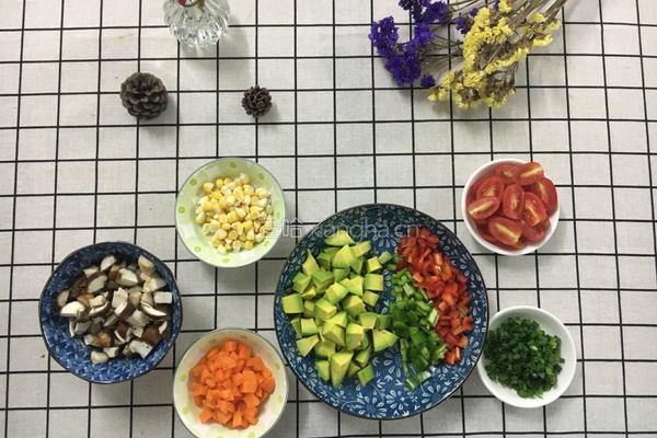 牛油果之杂果蔬炒饭的做法图解1