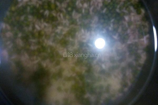 小米绿豆粥的做法图解2