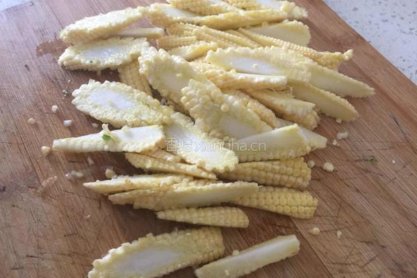 素炒玉米笋蚕豆的做法图解2