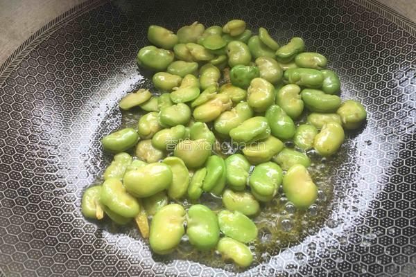 素炒玉米笋蚕豆的做法图解5