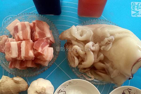墨鱼红烧肉的做法图解1
