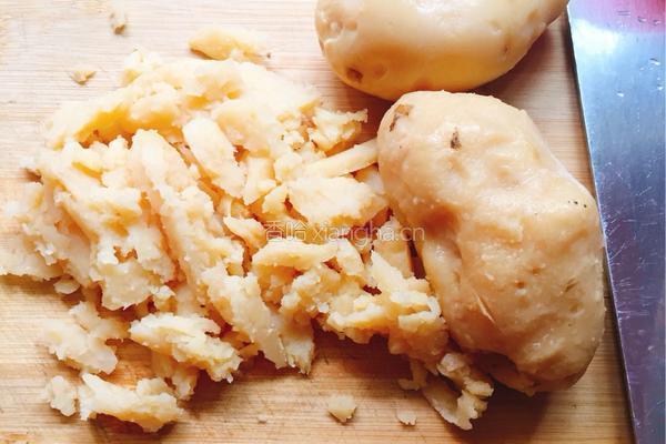 土豆泥肉末煎饼的做法图解2
