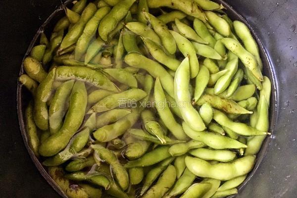 盐水煮毛豆的做法图解1