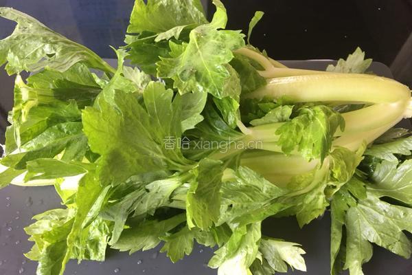 私房黑胡椒西芹饺的做法图解2