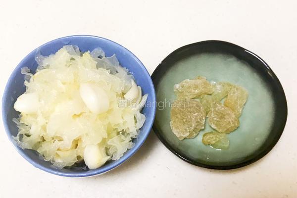 枇杷银耳百合羹的做法图解2