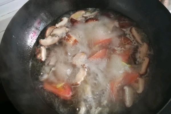 西红柿鲫鱼蘑菇汤的做法图解5