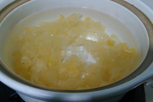 冰糖银耳炖木瓜的做法图解2