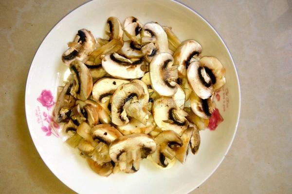 蘑菇爆炒腌猪肉的做法图解2