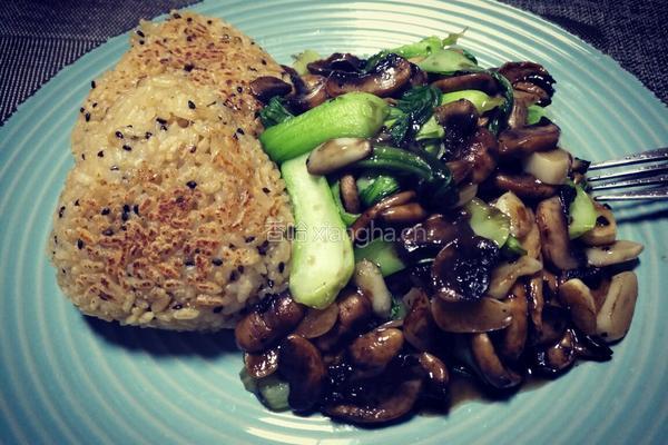 香煎饭团配口蘑油菜