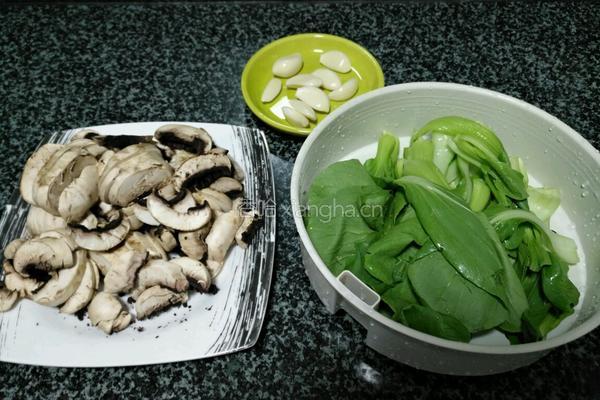 香煎饭团配口蘑油菜的做法图解1