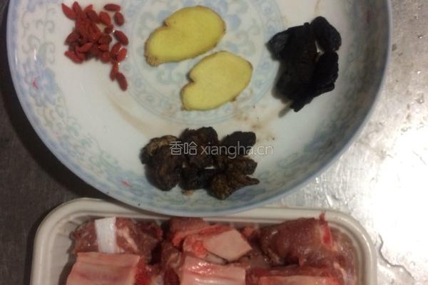 生地排骨汤的做法图解1