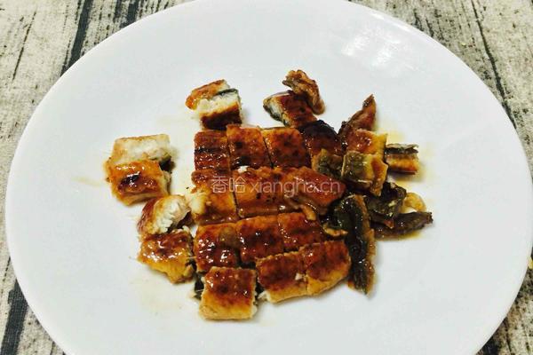 海苔粉松子仁鳗鱼炒饭的做法图解2