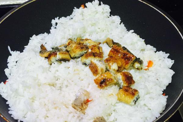 海苔粉松子仁鳗鱼炒饭的做法图解5