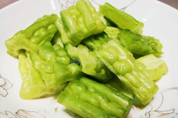 蚝油苦瓜的做法图解1