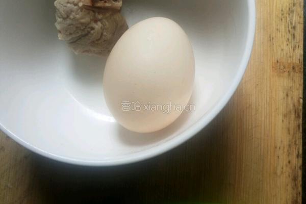 鸡蛋黄瓜肉汤的做法图解1