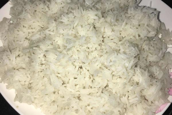 虾仁叉烧菜心蛋炒饭的做法图解1