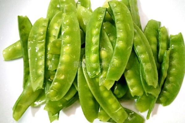 粉肠炒荷兰豆的做法图解2