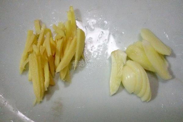 粉肠炒荷兰豆的做法图解3