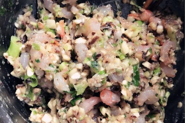 虾仁水饺的做法图解1