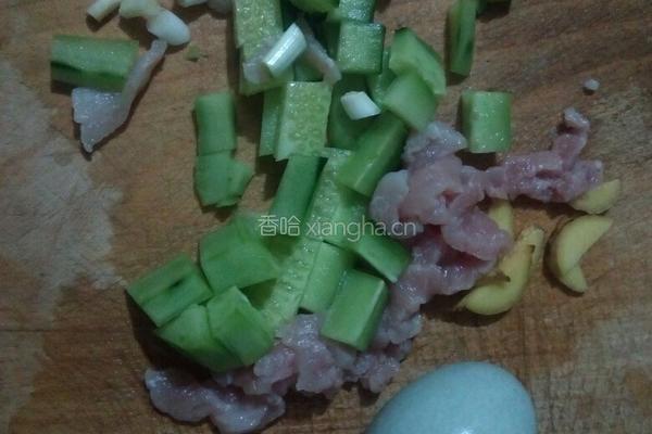 黄瓜皮蛋瘦肉粥的做法图解2