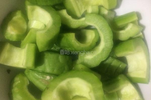 苦瓜黄豆排骨汤的做法图解2