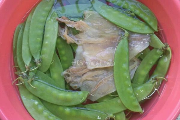 干鱿鱼炒荷兰豆的做法图解1