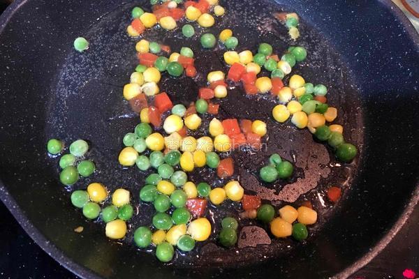 三色藜麦炒饭的做法图解3