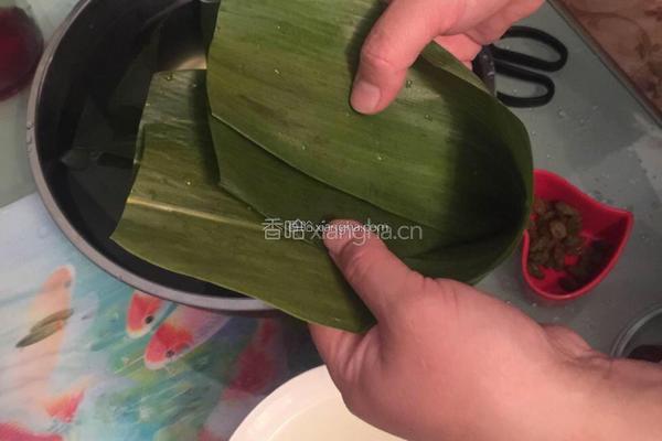 蜜枣葡萄干粽子的做法图解3