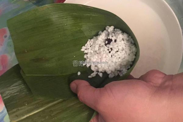 蜜枣葡萄干粽子的做法图解5